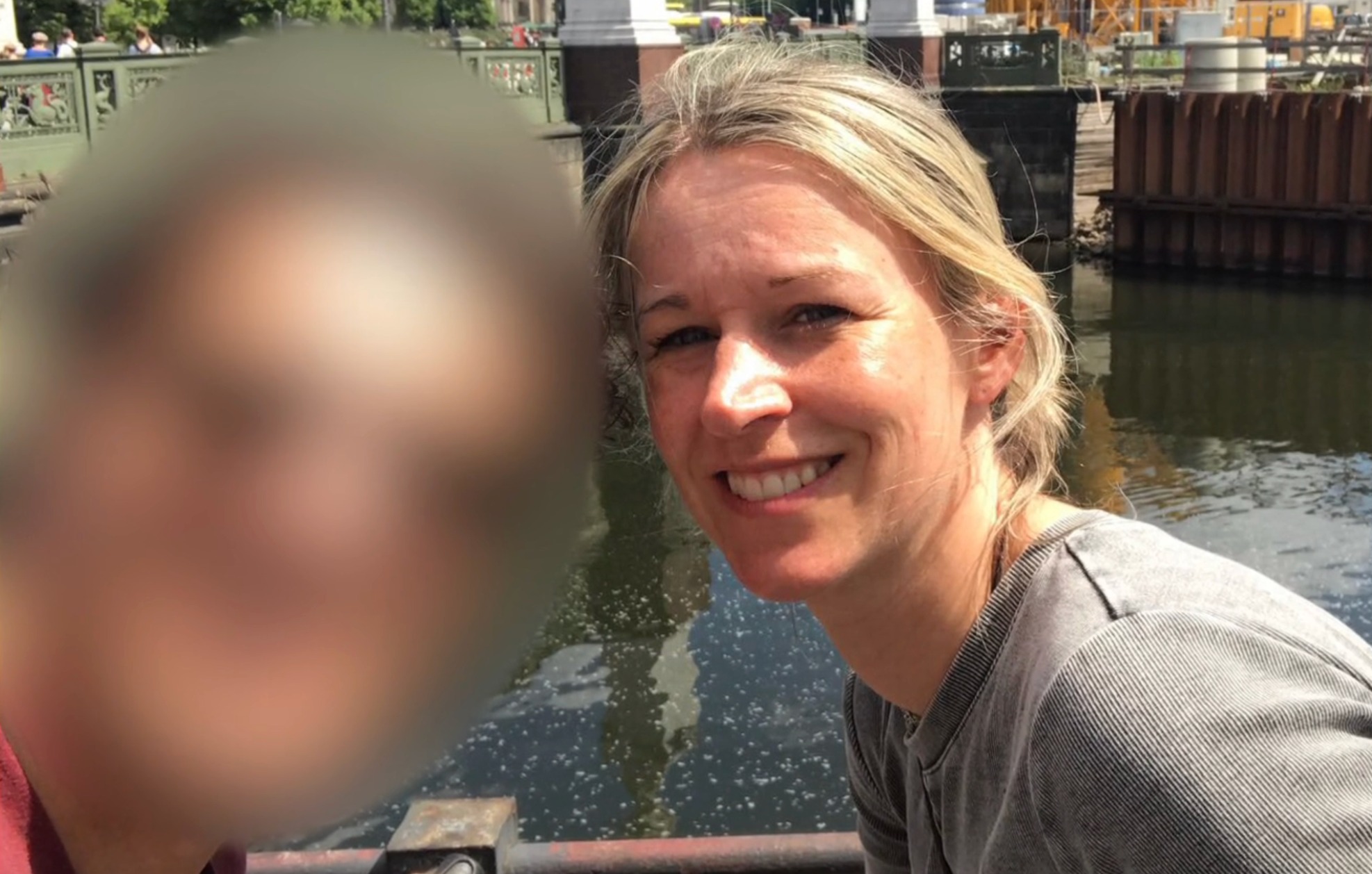 Ingeborg dakloos door 'meesteroplichter' Piet Van Haut in Opgelicht in